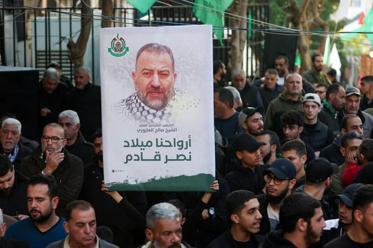 הלווייתו הלוויה ליד העיר צור ב לבנון של אחמד חמוד אחד מאנשי חמאס שחוסל לצד סאלח אל-עארורי בהפצצה שיוחסה ל ישראל בביירות