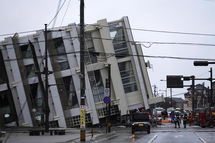 יפן הרס מ רעידת אדמה רעש בעיר ווג'ימה מחוז אישיקאווה