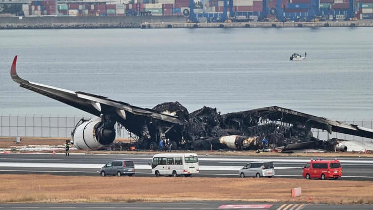 מטוס של ג'פאן איירליינס עלה באש על מסלול הנחיתה בטוקיו 
