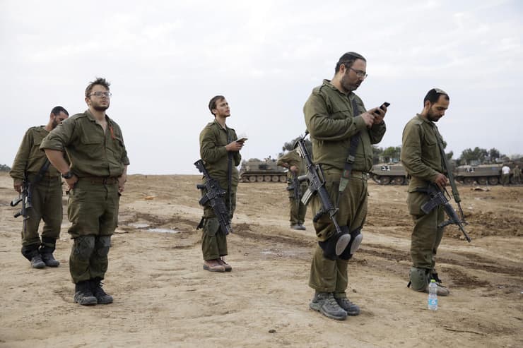 חיילים מתפללים סמוך לגבול רצועת עזה במהלך חנוכה