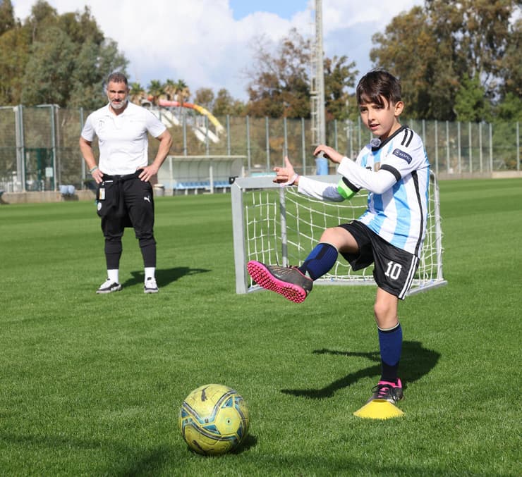 נוה שוהם בן ה-8, ששוחרר משבי חמאס, באימון נבחרת ישראל