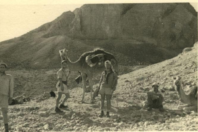 עוזי נרקיס (משמאל) וחבריו במסע פלוגה א' של הפלמ"ח למצדה, 1944