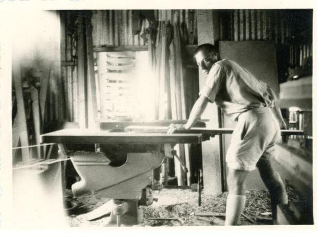 פלמ"חניק בתקופת ההכשרה עובד על מחרטה במסגרייה, קיבוץ גבעת חיים, 1942