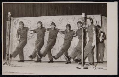 להקת הנח"ל בהופעה, 1952. מי מזהה את גברי בנאי?