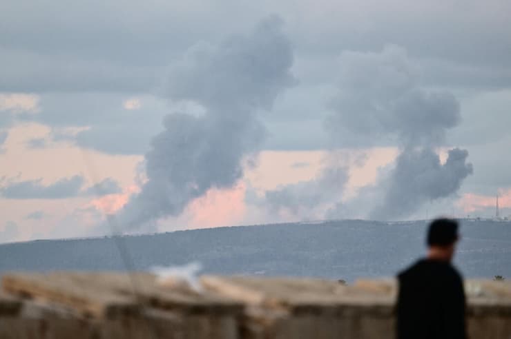 עשן מיתמר מדרום לבנון בצילום מגבול ישראל בצל חילופי האש עם חיזבאללה 