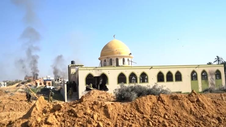  תיעוד: לוחמי צה"ל מחסלים את מחבלי חמאס במנהרה שאיתרו ליד מסגד