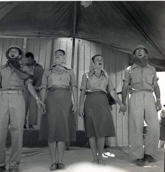 להקת הפלמ"ח, הצ'יזבטרון, מגיעה להופיע בערבה, משמאל שייקה אופיר ושנייה מימין נעמי פולני, מאי 1949