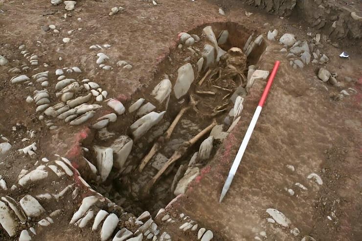אחד הקברים שהתגלו בשטח טירת פונמון בוויילס, ובו שלד שנטמן כשהוא על גבו