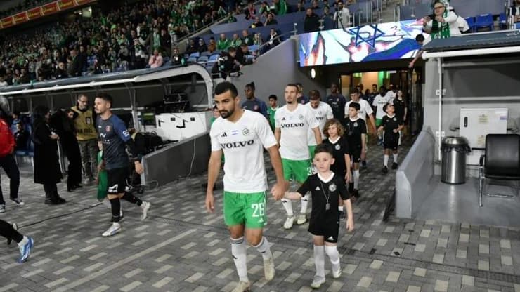 שחקני חיפה והילדים בעלייה למשחק (צילום: נחום סגל) מכבי חיפה הפועל ירושלים מחווה משפחות חטופים והרוגים