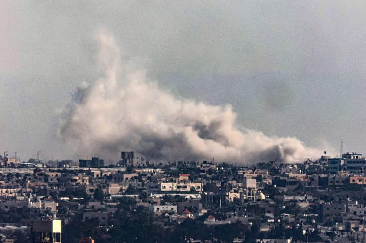 עזה הפצצות ישראליות עשן מיתמר מ חאן יונס