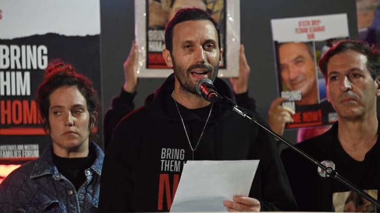 משפחות החטופים שחזרו מפגישות בקטאר,בהצהרה לתקשורת בכיכר החטופים