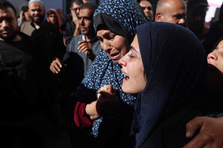 אשתו של חמזה וואיל דחדוח ב הלוויה אחרי ש נהרג בהפצצת מכונית אל ג'זירה