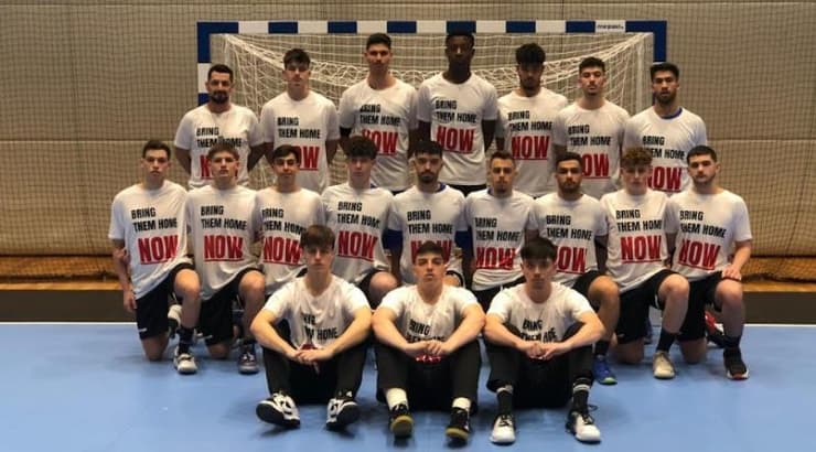 שחקני הנבחרת עם חולצות החטופים (אחר) שחקני הנבחרת עם חולצות החטופים