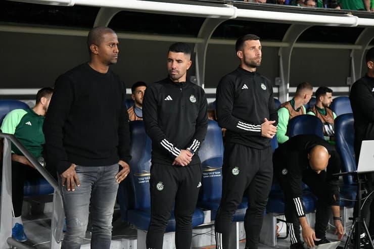 מסאי דגו וספסל מכבי חיפה במהלך הטקס (צליום: נחום סגל) מסאי דגו וספסל מכבי חיפה במהלך הטקס