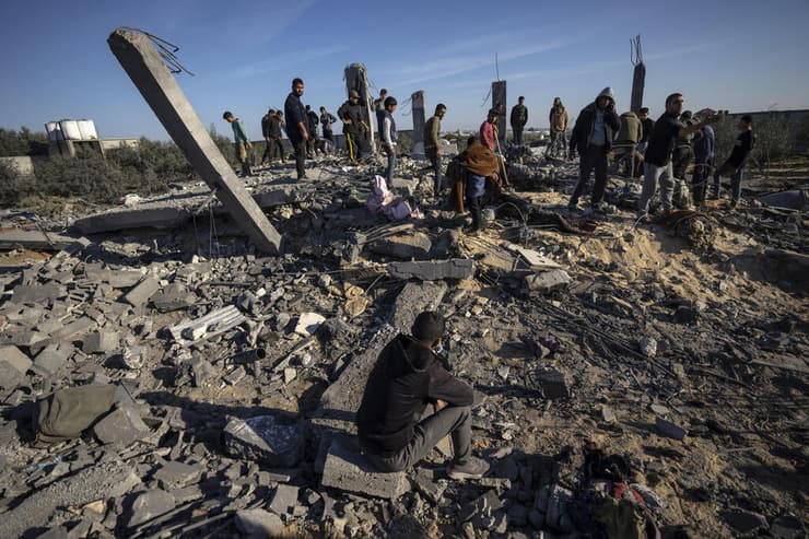 רצועת עזה מחפשים הרוגים ב הריסות ב זירת הפצצה ישראלית ב רפיח