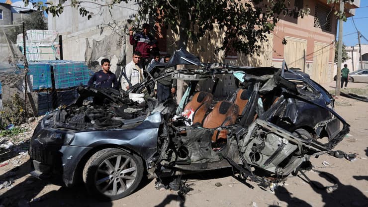 עזה המכונית שבה נהרגו בנו של וואיל דחדוח ועיתונאי נוסף אל ג'זירה