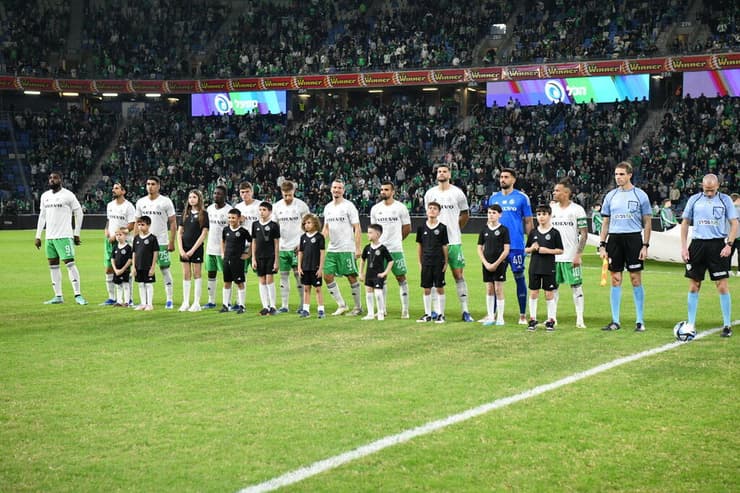 שחקני מכבי חיפה וילדי משפחות החטופים (צילום: נחום סגל) שחקני מכבי חיפה וילדי משפחות החטופים