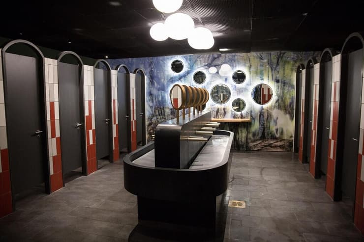 שירותים בסגנון פנטזיה בדיזנגוף סנטר, עיצוב של קרן פוזנר ז"ל