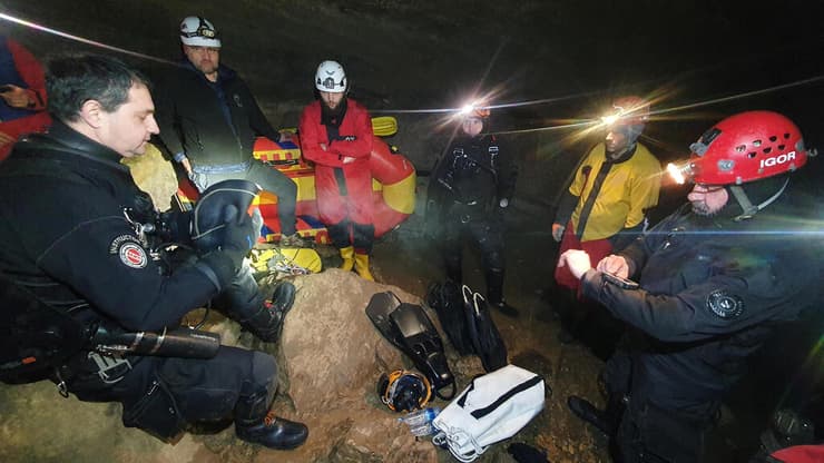  סלובניה צוללים ב מבצע לחילוץ 5 שנלכדו במערה קריזנה ג'אמה