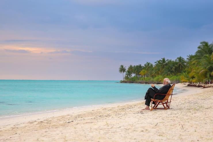 ראש ממשלת הודו נרנדרה מודי על החוף באיי איים לקשנדוויפ