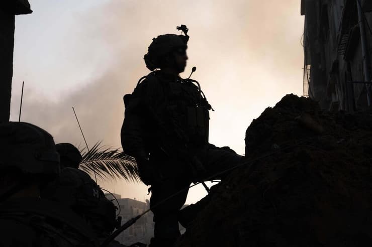  תיעוד: לוחמי צוות הקרב הגדודי 101 של חטיבת הצנחנים מחסלים מחבלים בהיתקלות בחאן יונס, רצועת עזה
