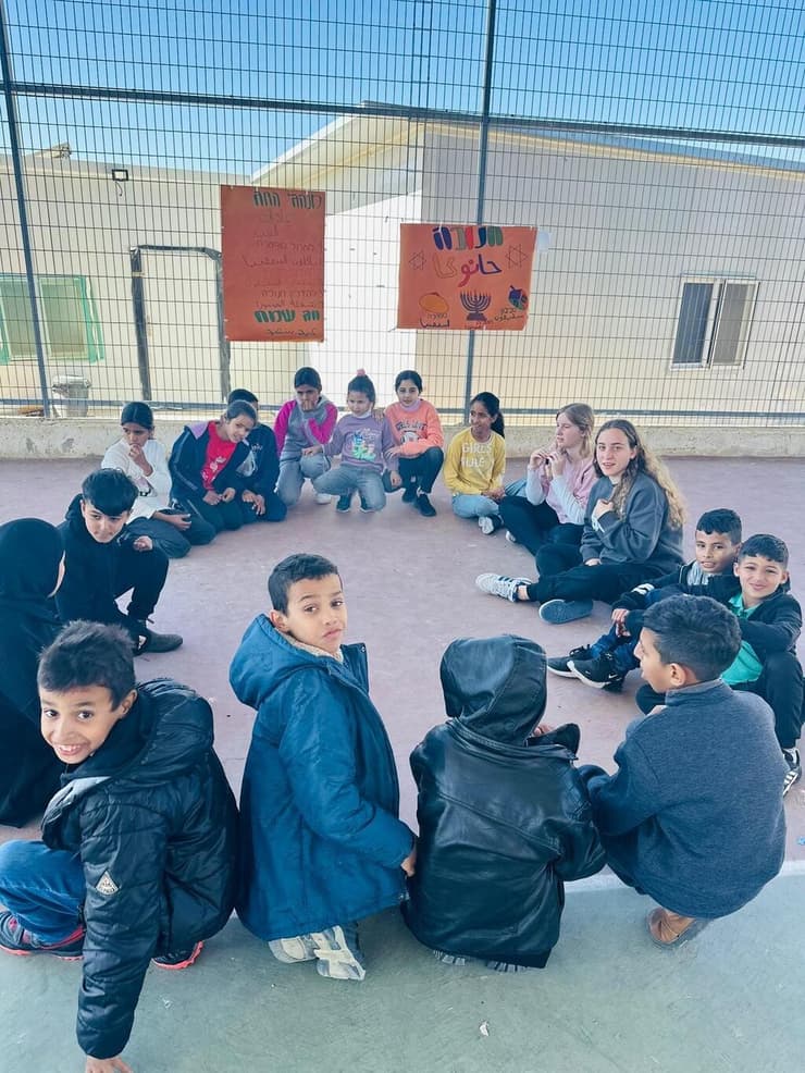 צוערות הצופים בפעילות בבית הספר - חסן אלע'נאמי