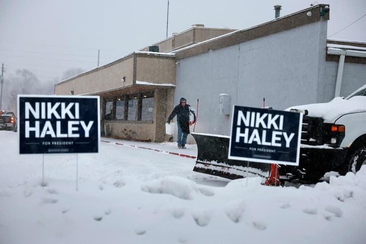 ארה"ב בחירות פריימריז רפובליקניים 2024 שלג ב אייווה שלטי תמיכה ב ניקי היילי