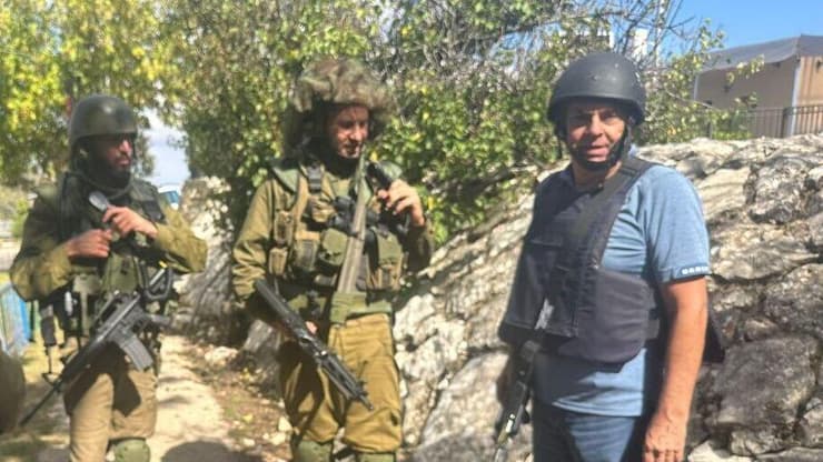 גיורא זלץ עם מפונים בכנרת