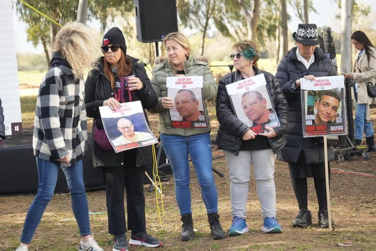 הצהרת משפחות החטופים במקום המסיבה ברעים