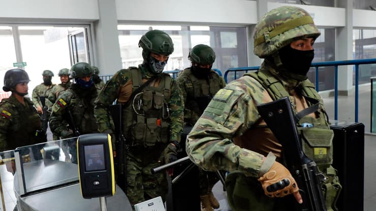 כוחות ביטחון מסיירים בתחנת רכבת תחתית בעיר הבירה קיטו