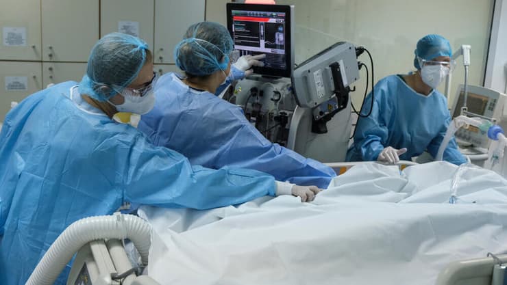 רופאים בבית חולים באתונה מטפלים בחולה קורונה