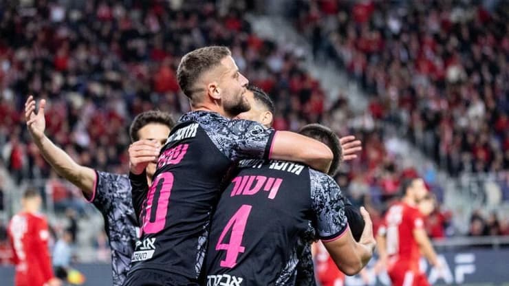 "שרק ימשיך ככה". ערב מושלם לשחקני באר-שבע בבלומפילד (צילום: עוז מועלם) הפועל ת"א הפועל באר-שבע