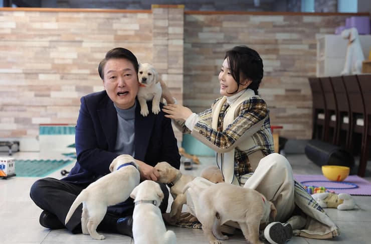 נשיא דרום קוריאה יון סוק יאול עם אשתו כלבים
