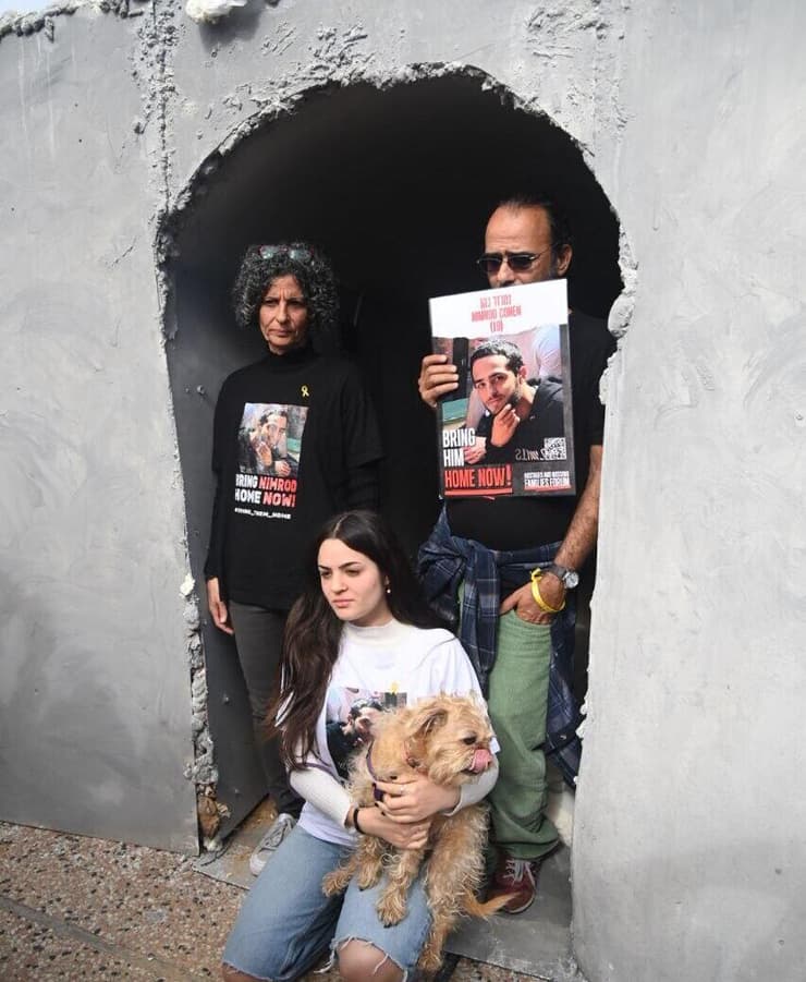 משפחתו של נמרוד כהן במיצג המנהרה בכיכר החטופים בתל אביב