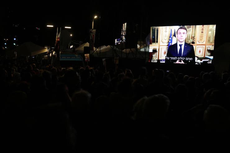 נשיא צרפת מקרון בנאום מוקלט בכיכר החטופים