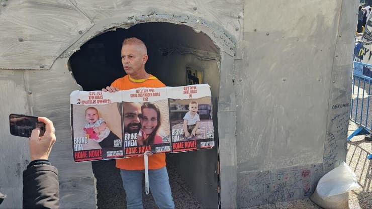 יאיר ביבס במיצג המנהרה בכיכר החטופים בתל אביב