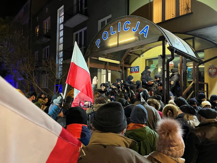 פולין מפגינים בעד העצורים קמינסקי ו מאצ'יי מול תחנת המשטרה שאליה הובאו למעצר