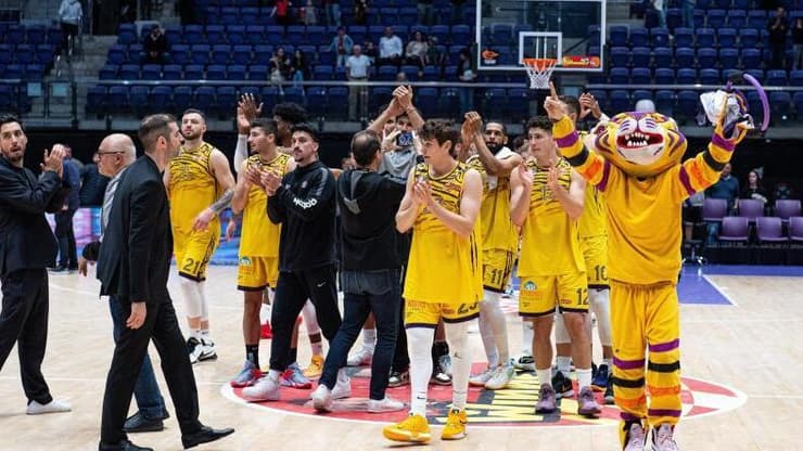 שחקני חולון חוגגים את הניצחון על גליל, אתמול