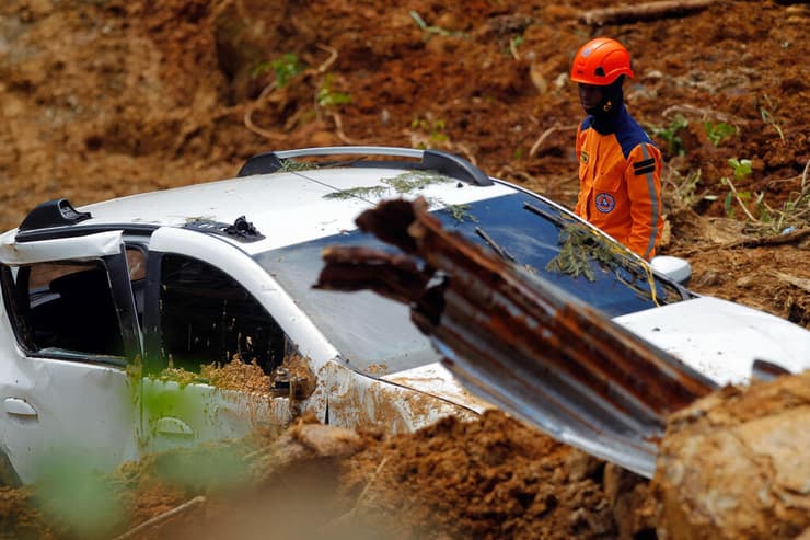 חיפוש ניצולים אחרי המפולת בוץ בקולומביה