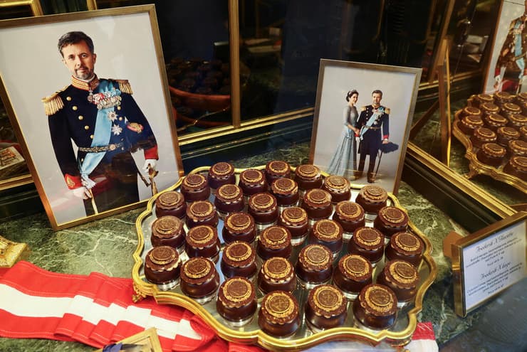 דנמרק תמונות יורש העצר פרדריק ורעייתו ב חלון ראווה של חנות שוקולדים וממתקים ידועה
