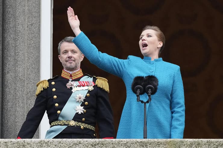 ראש ממשלת דנמרק מטה פרדרקסן מכריזה על הכתרתו למלך של הנסיך פרדריק אחרי פרישת המלכה מרגרט השנייה