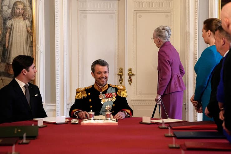 מלכת דנמרק מרגרט השנייה עוזבת ומשאירה לבנה הנסיך פרדריק את ראש השולחן אחרי שחתמה על המסמך המעביר אליו את הכתר