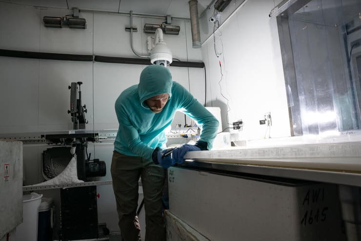 הכנת אחת מליבות הקרח שנאספו ממזרח אנטארקטיקה, בטרם נבחנה במעבדה