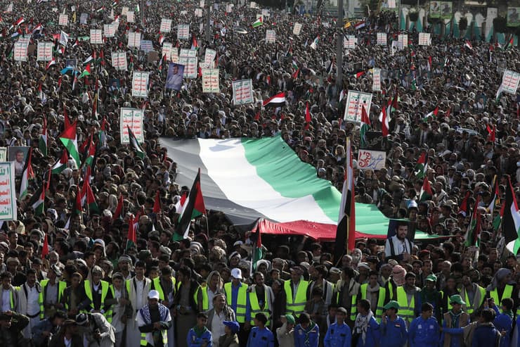תימן צנעא תומכי ה חות'ים מפגינים עם דגל פלסטין