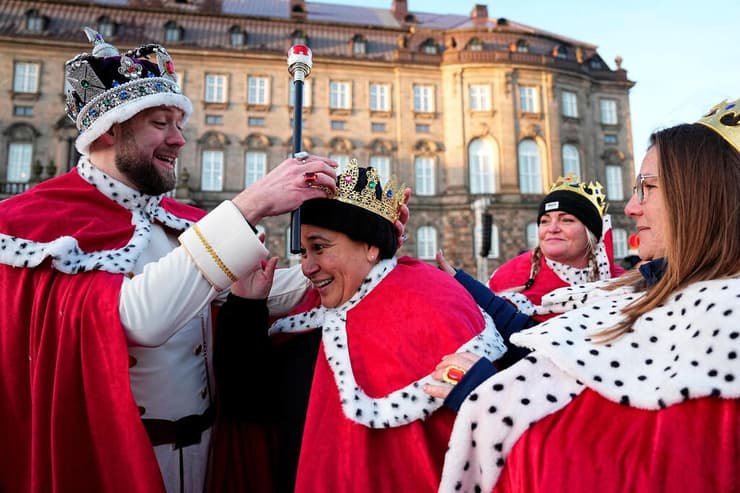 דנמרק חגיגות מלכה המלכה מרגרט השנייה מעבירה את הכתר לנסיך פרדריק קופנהגן מתאספים ברחבת הארמון