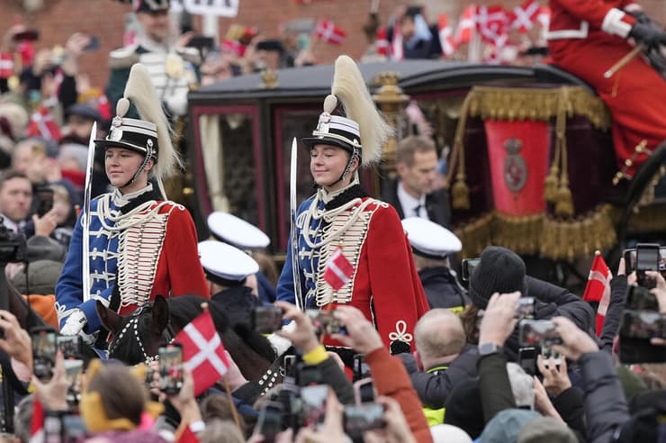 דנמרק המלכה מלכה מרגרט השנייה בדרך ל טקס העברת ה כתר