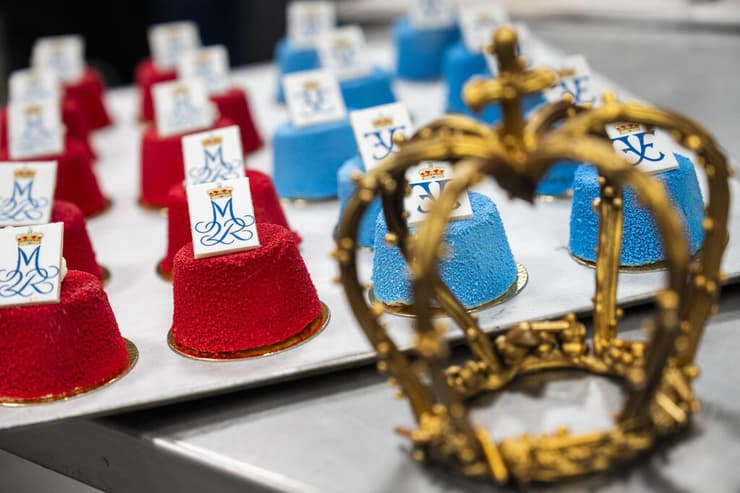 דנמרק עוגות מיוחדות לטקס הכתרת המלך החדש פרדריק עם פרישת המלכה מרגרט דנמרק
