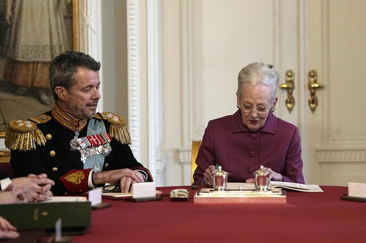 מלכה מלכת דנמרק מרגרט השנייה חותמת על מסמך העברת ה כתר לבנה הנסיך פרדריק