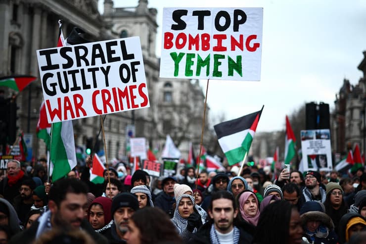 תימן בריטניה לונדון אתמול כבר הפגינו פעילים פרו פלסטינים "די להפצצות על תימן"