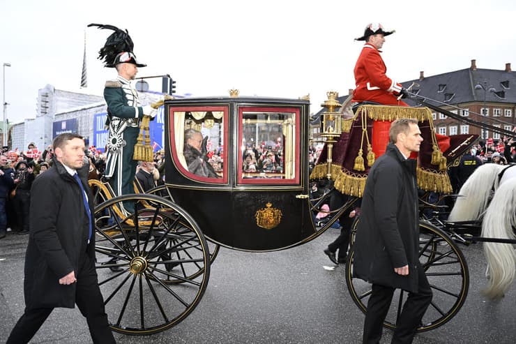 דנמרק המלכה מרגרט בדרך ל העברת הכתר לבנה כרכרה